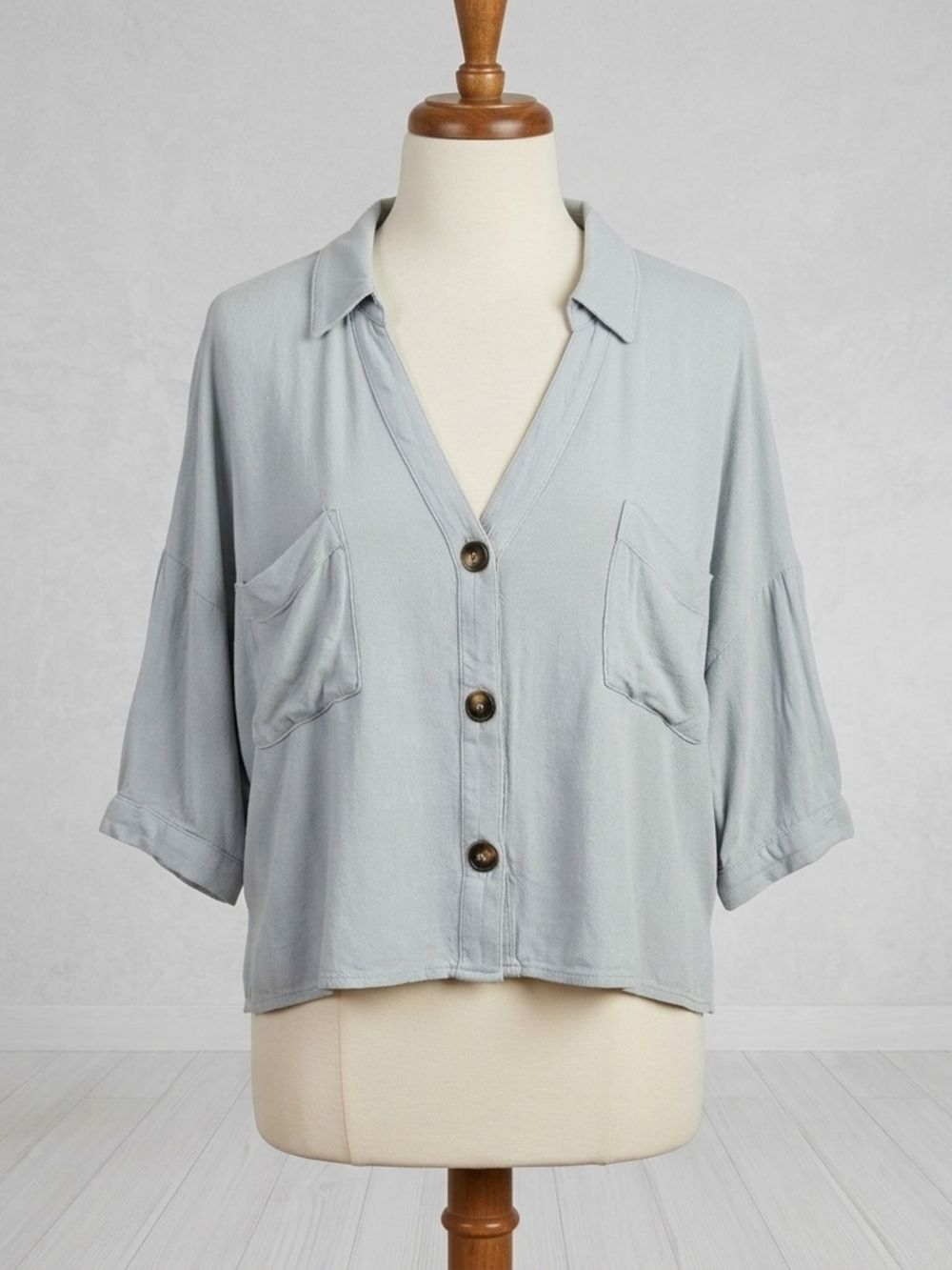 Moa Moa Light Gray Cropped Button-Front Shirt